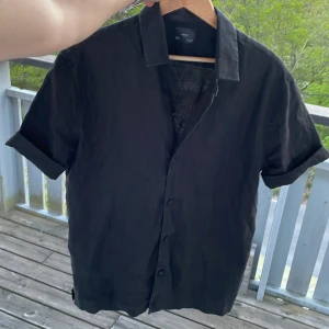 Mango Man svart Kortärmad linne skjorta  - Tja, säljer min Mango man kortärmad linne skjorta i storlek M, skicket är i så gått som nytt, skriv om du har några frågor, svara alltid snabbt ✍🏻😊