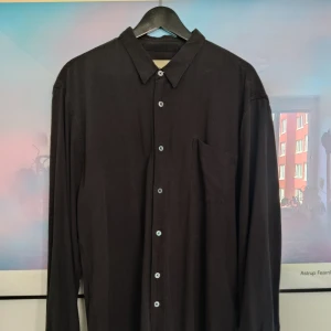Our Legacy Silk Shirt storlek 50 - Out Legacy Silk Shirt i svart. Avslappnad passform. 100% kinesiskt råsilke. Knappar i pärlemor. Välanvänd men inga synliga skador eller slitage. 