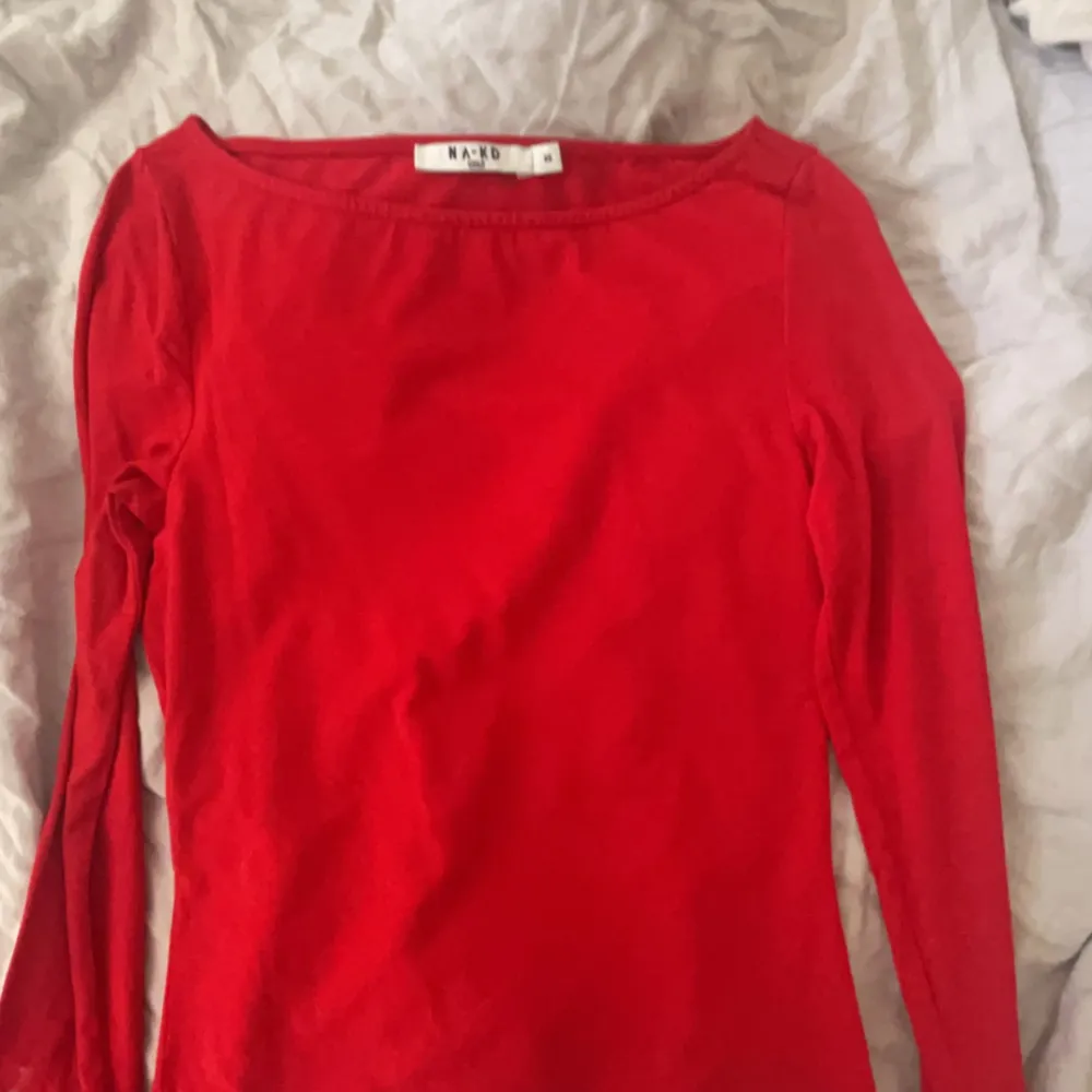En röd långärmad tröja. Ganska tunn och nästan aldrig använd❤️. Tröjor & Koftor.