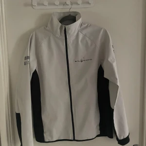 sail racing jacka/overshirt - Tunn sail racing jacka/overshirt bra skick bra för sommaren eftersom den är tunn Nypris 2500 använd några gånger 