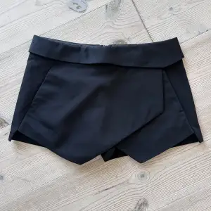 Jättesnygga svarta shorts från Zara!🌸 Använda fåtal gånger och i superbra skick✨🤗