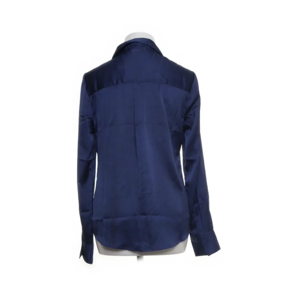 marinblå skjorta i storlek 38, fint skick ⭐️ använd ”köp nu”. 18/5-2024. Toppar.