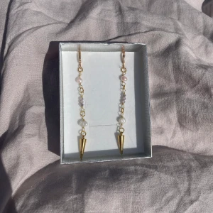 Mermaid spike guld örhängen  - 39kr per par, finns flera i lager😊 kolla gärna in min instragram där jag främst sköter försäljningen 🤍 fler liknande smycken hittar ni på min sida 🥰