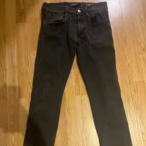 Säljer dessa tvär feta Replay jeansen, skicket på byxorna är 10/10 hör av er vid eventuella frågor (slim fit) 