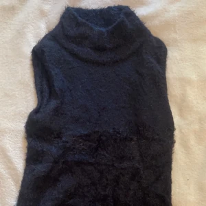 Väst - Fluffig väst. (OBS: Söndrig kamera därav de suddiga bilderna)