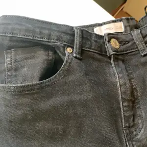 Svarta jeans, 164cm, som inte har kommit till andvändning på ett tag💘