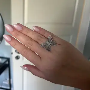 Säljer en fjärils ring i silver (inte äkta) med en liten diamant i mitten💕 Vet inte vart den är ifrån då jag fick den för många år sedan men den är helt oanvänd. Den är även justerbar så passar alla💞