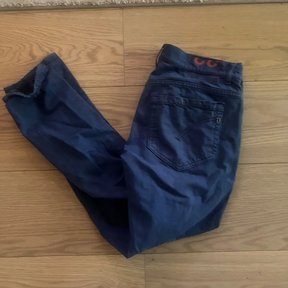Tja säljer nu ett par dondup byxor i storleken 32 ganska andvänt skick.. Jeans & Byxor.