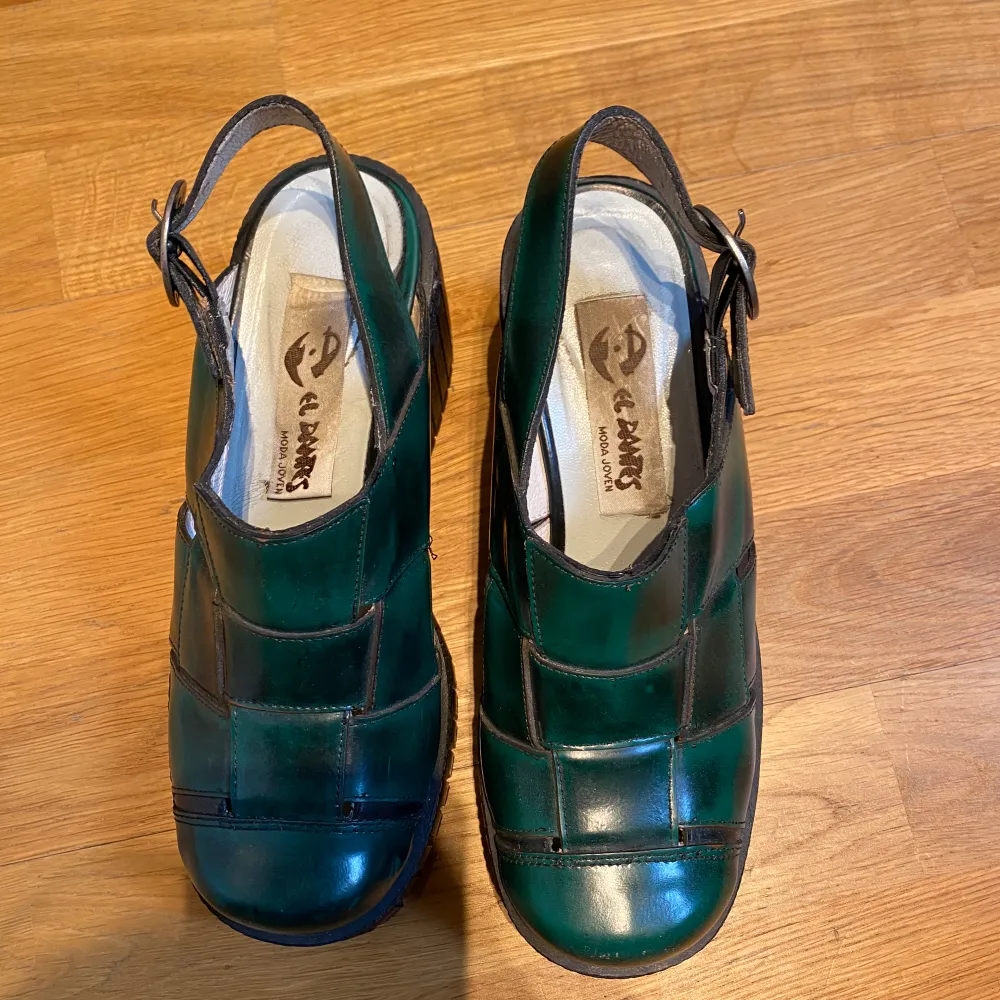 Jätte gulliga o sköna  vintage plattform sandaler/skor! Finns fläckar i skon men de är rena! Använda förut men inte på senaste åren. . Skor.