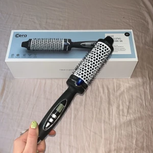 Värmeborste - Säljer min Hot styling brush från Cera då den inte kommer till användning!💘 38mm, använd fåtal gånger 💕 Nypris 799 säljer för 300