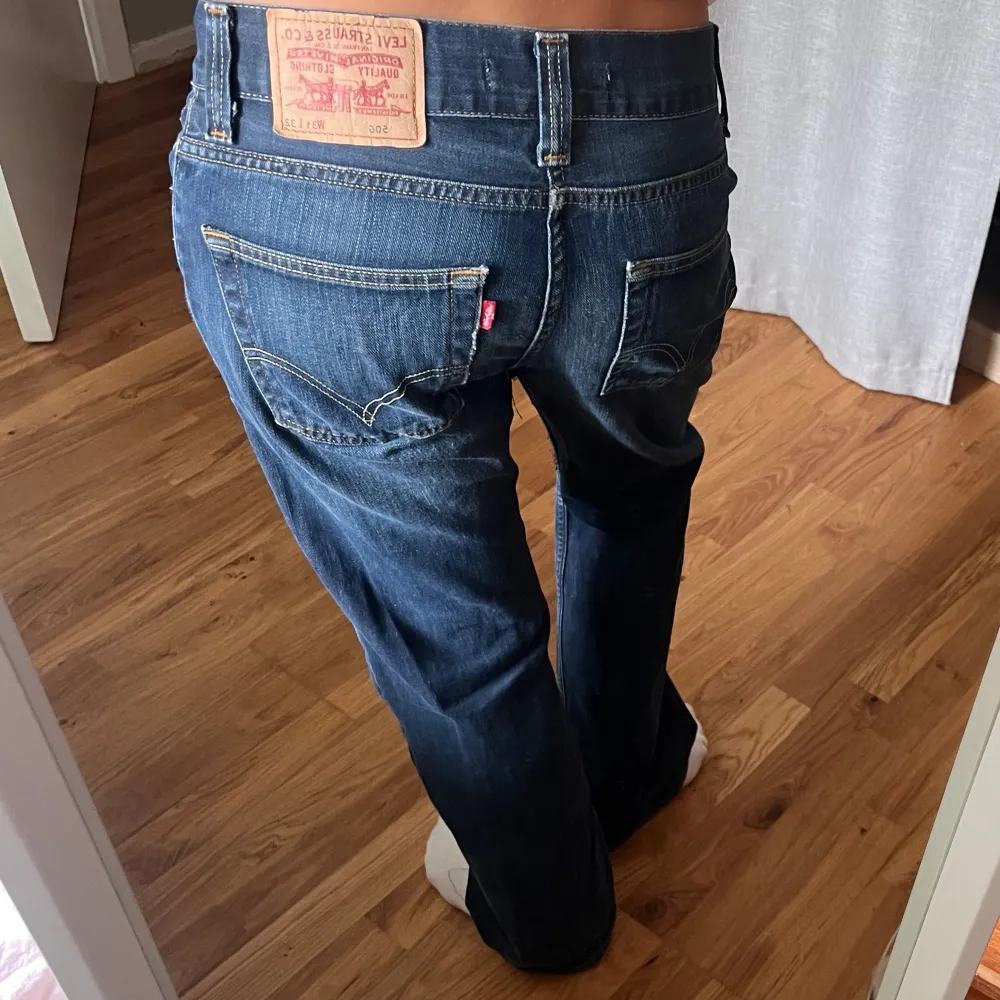 Levis jeans köpta secondhand, bra men använt skick . Modell 506 W31 L32. Midjemått är 82cm och innerbenslängd ca 78-80cm. Jeans & Byxor.