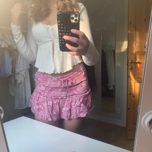 Zara kjol - Rosa zarakjol! 💓 storlek M men sitter som en S, skulle säga att den passar båda storlekarna då den är stretchig! har shorts på insidan så man behöver inte ha det under💕 knappt använd, skriv för frågor! pris kan diskuteras vid snabb affär💕