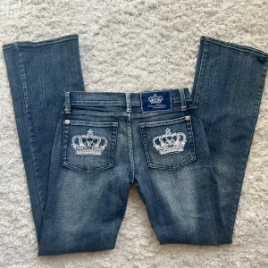 Victoria Beckham jeans  - Så snygga vb jeans i fint skick, inte ens slitna längst ner. Bara några få stenar som saknas. Innerbenslängd: 80 midjemått:36 x2 (+ mycket stretch) köp sker via köp nu, jag postar inom 24h