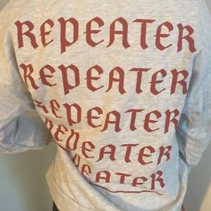 Grå tröja med tyck  - Grå mysig tröja med tryck där bak. Priset kan diskuteras vid snabb affär🩷