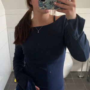 Longsleeve slit top - Säljer min långärmade tröja med slits från Gina tricot i storlek M men passar även som S. PRIS ÄR DISKUTERBART!! och säljes då den ej kommer till användning. Använd fåtal gånger 💓slutsåld överallt 