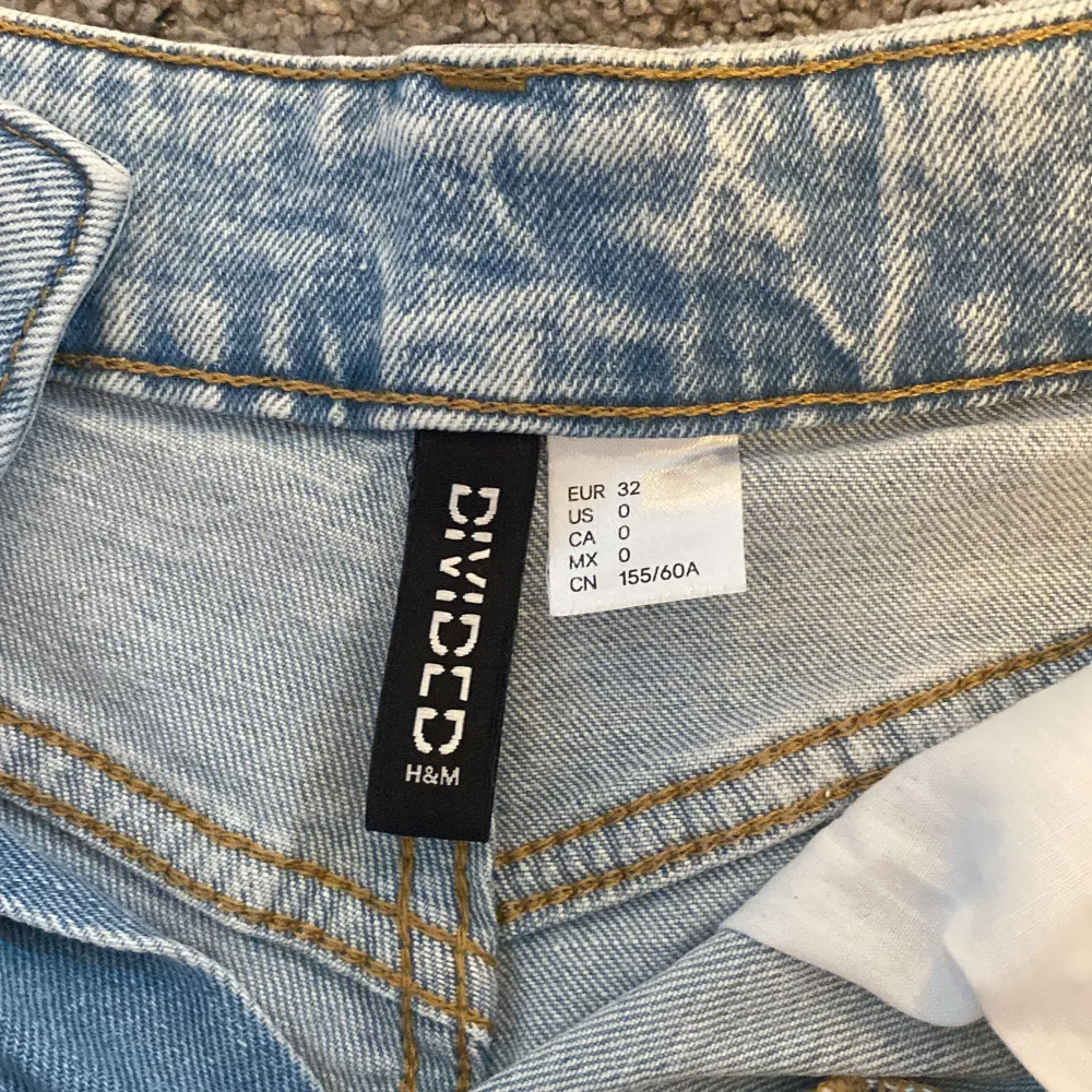 Högmidjade jeansshorts i ljusblå färg. Väldigt tajta i midjan. Endast använda några gånger. Köparen står för frakt😊. Shorts.