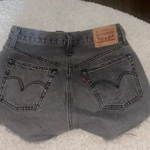säljer mina oanvända Levis jeans shorts 501! kommer ej till användning pga att jag köpte helt fel storlek. De är i storlek w26 / S