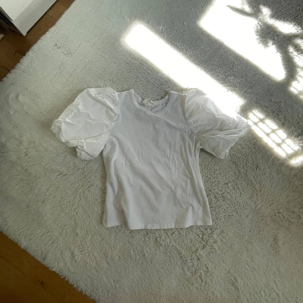 En jätte fin ”popcorn” tröja, köpt för H&M. Finns en liten fläck (bild 2) så det går att diskutera pris! . T-shirts.