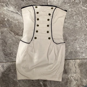 Jeansklänning  - En underbar snygg jeansklänning. Använd få gånger. Rekommenderar stort. Säljer pga stor garderobrensning. Kika gärna på mina andra annonser, säljer mycket:) 