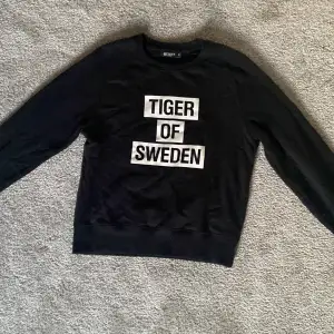 En snygg sweatshirt ifrån tiger of sweden😍 Den är svart och i storlek xs ✨ Skriv om ni är intresserade eller har frågor