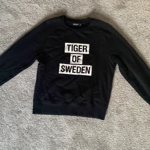 Tiger of sweden sweatshirt  - En snygg sweatshirt ifrån tiger of sweden😍 Den är svart och i storlek xs ✨ Skriv om ni är intresserade eller har frågor