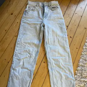 Högmidjade jeans från Gina tricot i storlek 32 Bra skick förutom en liten missfärgning längst ner på vänster ben, men inget man märker av 🤗 