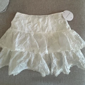 Vit volangkjol - Vit kjol med volanger, aldrig använd 