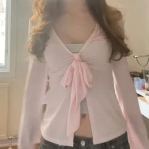 Blus med knyte  - Super populär tröja från ginatricot i ljusrosa färg, använd vid ett tillfälle och säljer pga att den ej kommer till användning. Köpt för 300kr 