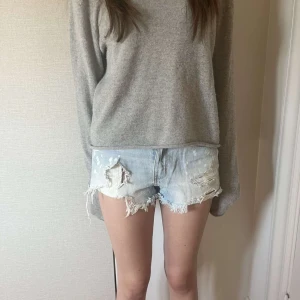 Shorts  - Säljer ett par så sötta låga shorts från Hollister skulle säga att det är i storlek 25-26 