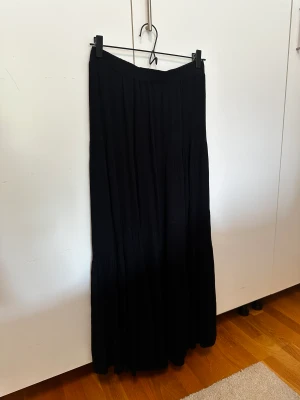 Lång kjol - Midikjol, mycket sparsamt använd!