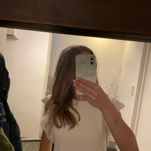 Sommar topp - Jätte gullig topp med volang