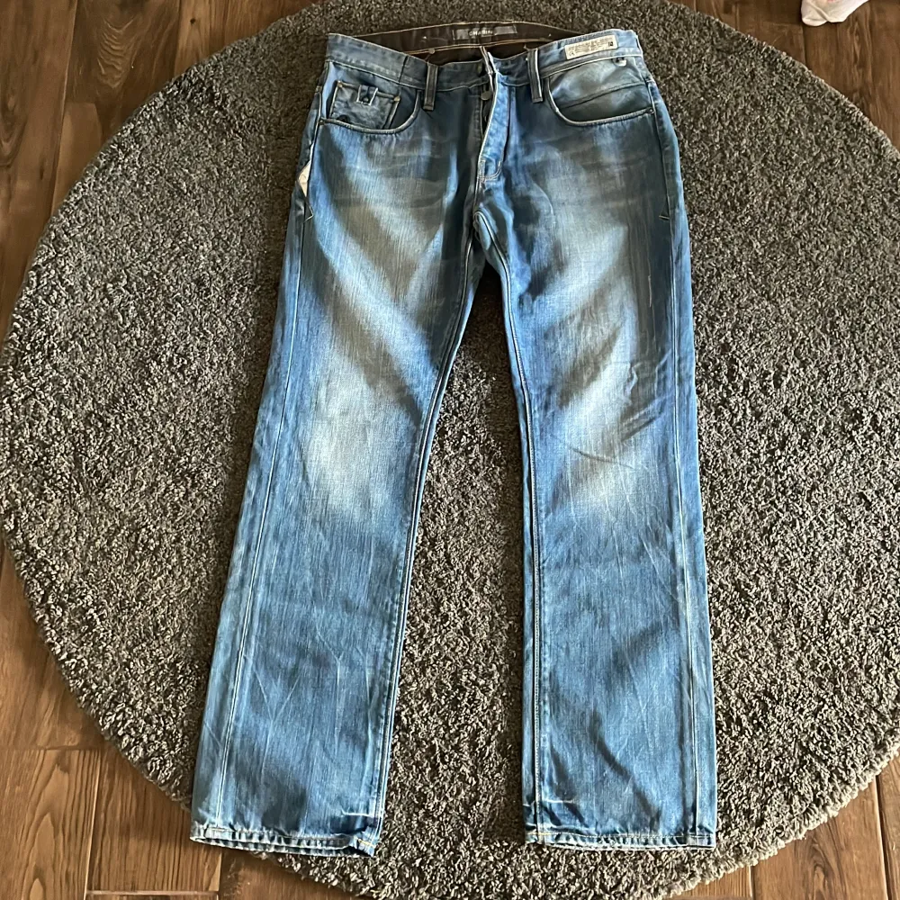Tja säljer mina snygga Chasin Loose fit jeans med fet wash. Storleken är 34/34, skriv om du har några mer frågor ✍🏻😊. Jeans & Byxor.