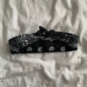 Bandana - Svart bandana med mönster från Glitter