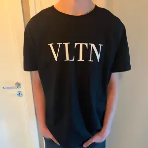 Valentino t-shirt i storlek L men passar M. Tröjan är i mycket bra skick och har inte en ända defekt. Nypriset ligger runt 5500kr och vi säljer den för endast 899! Pris kan diskuteras vid snabb affär. Hör av dig vid frågor💴🤝
