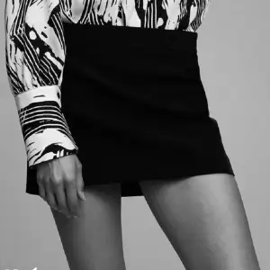Säljer denna så snygga svarta korta kjolen från Zara med låtsasfickor där fram, perfekt till utgång eller vardag. Nypris var ca 400kr och den är aldrig använd, bara provad. Storlek M men passar XS-M. Tryck gärna på köp nu! 🤍🤍