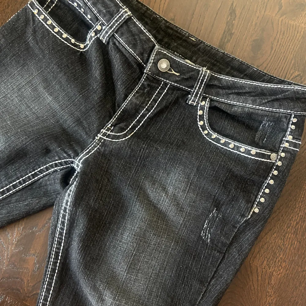 Snygga vintage jeans i nyskick! Supersnygga men för små för mig! Passa på att fynda 🖤 Midja: 40cm, total längd: 1m, innerbenslängd: 74. . Jeans & Byxor.