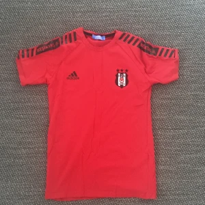 Adidas turkisk lagtröja-Ny  - Adidas loga som representerar turkisk lagtröja. Fin att ha på sig vid matcher eller fritiden. Skick Ny  Obs. Även om det står S så är tröjan köpt utomlands finns inga garantier om märket Adidas samt känns lite som XS. 