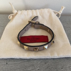 Valentino armband - Ett schysst Valentino armband i ett gott men använt skick. Fungerar helt och hållet. En beige och snygg färg till sommarn 🏖️ Är prutbar vid en snabb affär 🤝 