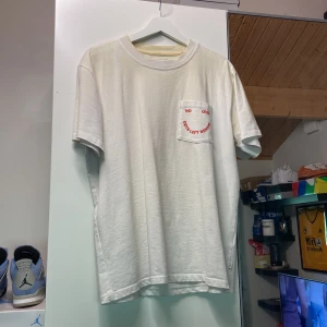 Woodbird tshirt  - Woodbird tshirt i storlek M. bra skick förutom smutsig i kragen, inte använd jättemycket 