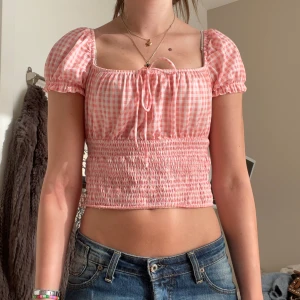Rutig blus - Perfekt till sommaren! Rosa/röd och vit rutig. Hör av er vid frågor eller fler bilder!