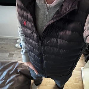 Ralph lauren väst - Svart Ralph lauren väst. Använd 1 gång. Hör av er vid eventuella frågor eller funderingar