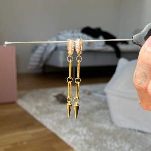 Handtillverkade örhängen i guld gjorda av mig💗