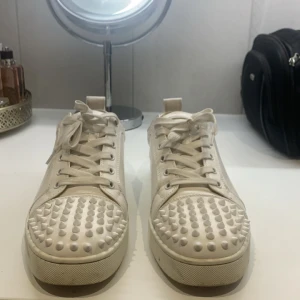 Christian Louboutin skor - Christian Louboutin skor i storlek 44. Ingår låda,papper, dustbag och skorna såklart. Skorna är använda några gånger och skicket är helt okej. Priset är 2500 men kan diskuteras vid effektiv affär. Kan frakta men kan även mötas upp i Stockholm.