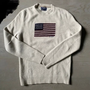 Woolrich stickad kofta - Vi säljer nu denna galet feta woolrich stickade tröjan. Perfekt till sommaren och är i toppskick. Stabil 8/10. Givetvis äkta. Bara hör av er vid frågor!!