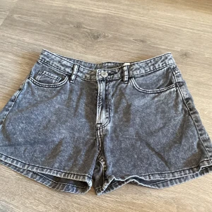 Kläder  - Dom här shortsen är ganska använda men är i jättebra skick.De är fina men säljer för de är för små.