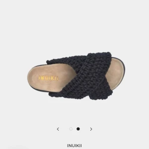 Inuikii tofflor - As snygga tofflor från inuikii, kostar runt 2000 nya❤️Deffekter finns på tofflorna ( se bild 3 och 4 ) pris kan diskuteras. Vill bli av med dom snabbt!