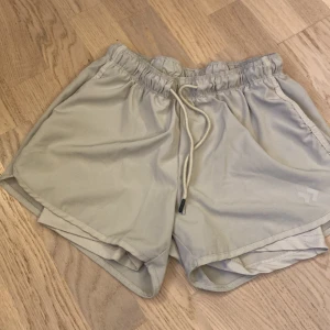  Shorts   - Säljer dom här tränings shortsen i bra skick som inte kommer till användning skriv privat för mer information och bilder 