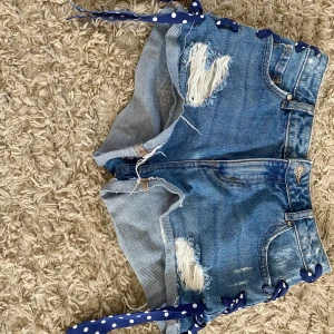  Shorts  - Säljer dessa Shorts då jag inte använder dem med knuten på sidorna som man kan ta bort