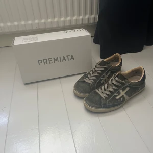 Premiata skor - Säljer snygga Premiata skor! Köpte de för 2500kr för ett tag sen men använder inte de längre. Har även boxen kvar till skorna😊