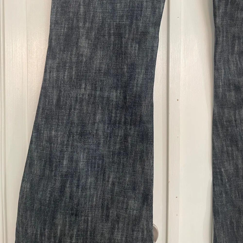 Jättesnygga lågmidjade bootcut jeans med fina fickor  Mått: 105 cm långa 38 cm rakt över midjan 85 cm innerbenslängd. Jeans & Byxor.